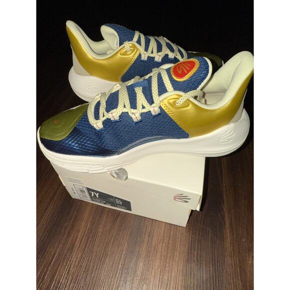 NEW Sz 7 YOUTH Womens 8.5 Unisex Under Armour GS CURRY 11 Basketball Shoes Gold - Picture 1 of 11